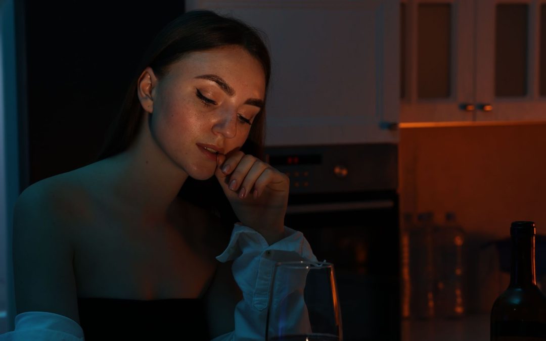 Boire seul le soir pour tenir quand l&rsquo;alcool devient la seule sortie