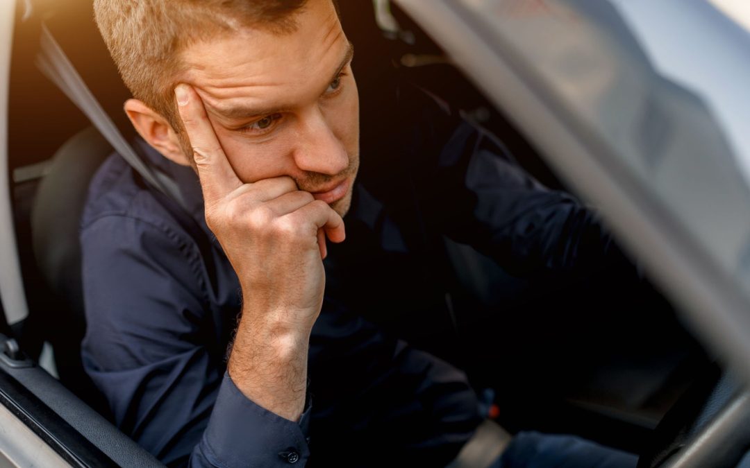 Pleurer seul en voiture le dernier endroit où on peut craquer